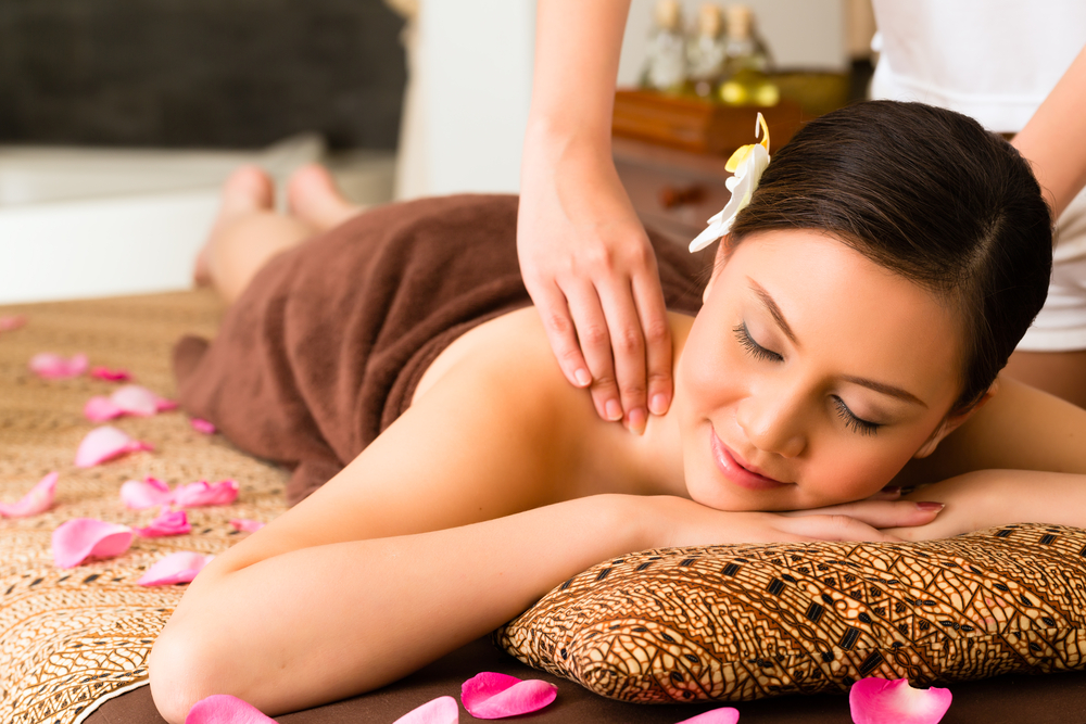 Chinese,Asian,Woman,In,Wellness,Beauty,Spa,Having,Aroma,Therapy